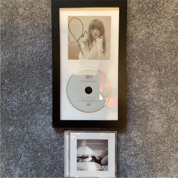 Taylor Swift - The Tortured Poets Department CD + Hand Signed Photo with Heart ❤ - Picture 3 of 6